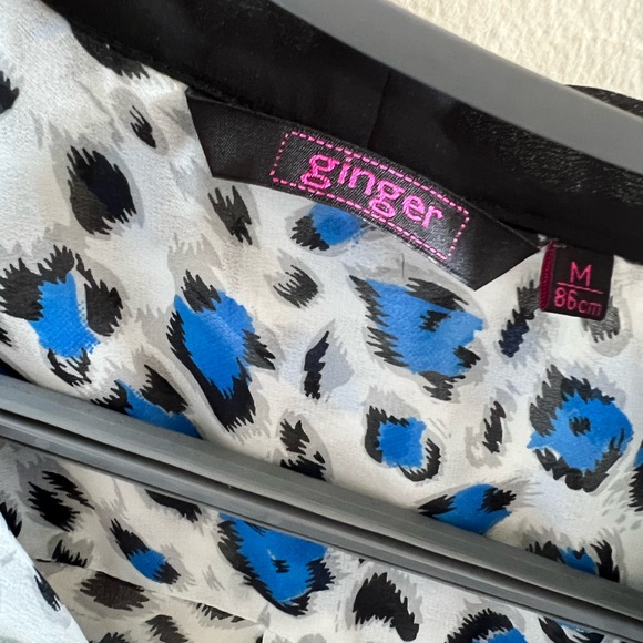 Leopard print top in size medium - Picture 4 of 6